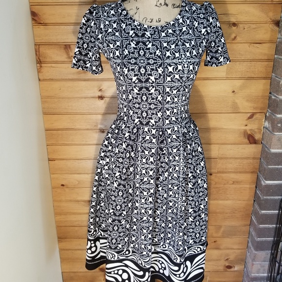 LuLaRoe Dresses & Skirts - Lularoe Amelia dress